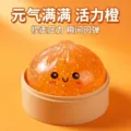 Detailaufnahme eines orangefarbenen Glitzer-Knödel-Quetschspielzeugs mit süßem Smiley - Gel Gesichtsausdruck Bun Mit Dampfgarer / Orange