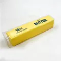 Nahaufnahme des langsam zurückfedernden Butterstangen-Knautschspielzeugs aus weichem PU - 大号明黄色款 / Transparente PVC-Box