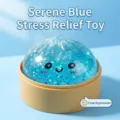 Nahaufnahme eines lichtdurchlässigen blauen Glitzer-Knödel-Squishy-Spielzeugs mit Gesicht - Gel Gesichtsausdruck Bun Mit Dampfgarer / Blau
