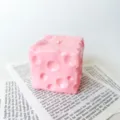 Detailaufnahme eines rosa käseförmigen Squishy-Spielzeugs zum effektiven Stressabbau - Käse / 5x5x5 / Rosa