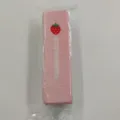 Nahaufnahme eines rosa Erdbeer-Squishy-Creme-Spielzeugs in transparenter Verpackung - Klein Rosa Erdbeere