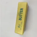 Makro-Detailansicht der Textur eines realistischen gelben Butter-Antistress-Spielzeugs - Kleiner Goldener Stil