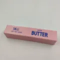Nahaufnahme eines rosa Butter-Squishy-Spielzeugs mit blauem Textaufdruck für den Stressabbau - Groß Rosa / OPP-Beutel