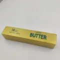 Detailansicht des langsam aufsteigenden PU-Knautschspielzeugs in Form von Butter - Große Gold-Ausführung / OPP-Beutel