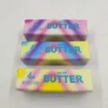 Nahaufnahme von drei bunten Regenbogen Slow Rebound Butterstick Squishy Stress Spielzeugen - 小号炫彩款