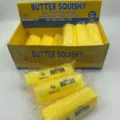 Nahaufnahme von gelbem Butter Squishy Spielzeug zum Stressabbau verpackt - 面粉黄油棒款