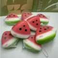 Niedliches Wassermelonen-Squishy-Spielzeug mit langsamem Rückprall gegen Stress - Wassermelonen-Stil (Netzbeutel) / Rot und Grün