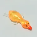 Nahaufnahme des glitzernden orangefarbenen Enten-Squishy-Spielzeugs mit Texturdetails - Orange