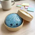 Glitzernder blauer Baozi Anti-Stress Squishy Spielzeug mit einem Mini-Dampfkorb Zubehör. - Glitzer Smile Face Serie / 8.5CM (Mit Dampfgarer) / Blau