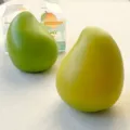 Nahaufnahme des grünen thermochromen Stressabbau-Spielzeugs in Mangoform mit Verpackung - Temperaturwechselnde Mango / 12er Set
