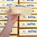 Großes Butter-Stick Squishy-Spielzeug zum Stressabbau in Cremegelb und Weich-Effekt - Übergroßes Butterstück / 24cm / Gelb