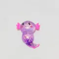 Κοντινό πλάνο ενός χαριτωμένου μωβ glitter axolotl squishy παιχνιδιού για ανακούφιση άγχους - Μικρός Δράκος Μωβ