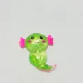 Κοντινό πλάνο ενός πράσινου axolotl squishy παιχνιδιού με γκλίτερ για άγχος - Μικρός Δράκος Πράσινος
