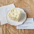 Realistisches hellgelbes Käse-Squishy-Spielzeug zum Stressabbau und Sinnesspiel - Künstlicher Käse