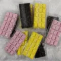 Schokoladenförmiges Quetschspielzeug mit langsame Rückfederung in verschiedenen Farben verpackt - Große Schokolade - Gelb