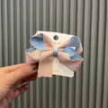 Rosa und blaue zweifarbige Schleife Haarklammer, süßes Kinder Haaraccessoire Modell. - Hautfarben