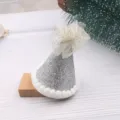 Accessoire de pince à cheveux mini chapeau de Noël DIY avec argent pailleté et pompons. - Maille Semi-Finie Argent