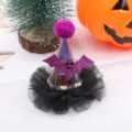 Fermaglio per capelli di Halloween con pipistrello luminoso, tulle nero e mini cappello. - viola-rosso