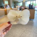 Weißer Organza Schleifen Haarclip mit Perlen, süßes Feenstil Haaraccessoire für Mädchen. - Cremeweißer Haarspangenstil
