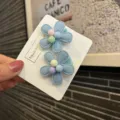 Blauer Blumen Haarklammer für Kinder, Stoff Haarschmuck Variante mit bunten Perlen. - Blume (K1-6) / Himmelblau
