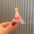 Rosa gestreifte Partyhut Haarklammer mit gelbem Bommel und Schleife, süßes Kinder Haaraccessoire. - Rosa