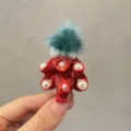 Süße Weihnachtsbaum Haarklammer für Mädchen, rote Glitzerschleife mit Perlen und Plüschball. - Rot