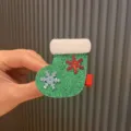 Weihnachtliche grüne Glitzer-Socken-Haarspange mit weißem Plüsch und süßen Schneeflocken-Pailletten. - Zyanfarbener Clip