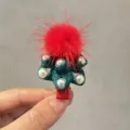 Weihnachtsbaum Haarklammer mit rotem Pluesch Bommel und weissen Perlen fuer Kinder Haarschmuck - Hellgrün