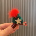 Weihnachten gestrickte Mütze Haarklammer für Kinder mit rotem Bommel und Glitzerstern, süß. - Dunkelgrün