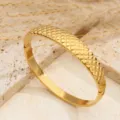 Bracciale in acciaio titanio dorato con trama a foglia, elegante bangle da donna per l'uso quotidiano. - Rombo Oro