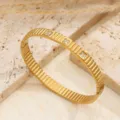 Bracciale Rigido in Acciaio Inossidabile Dorato con Tessitura a Righe e Cristalli Lucenti - Strisce Verticali Oro Intarsiate