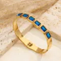 Goldenes Edelstahlarmband mit funkelnden blauen quadratischen Zirkoniasteinen für Damen. - Blauer Zirkon