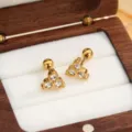 Orecchini a lobo placcati in oro con tre pietre e chiusura a sfera per look alla moda. - Tre Strass Oro Coppia