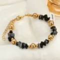 Bracciale da donna in pietra naturale e perle di metallo dorato, gioiello estivo chic ed elegante. - Catena e Perline 18K / Marmo Nero