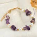 Grazioso braccialetto estivo con pietre preziose e perle e cristalli viola naturali per donne. - Decorazione con perline / Viola