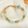 Chic bracciale con perline dorate e pietre naturali verdi da donna stile estivo elegante. - Catena e Perline 18K / Ciano
