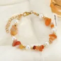 Pulsera artesanal de piedra natural y perla de agua dulce con cuentas naranjas y doradas. - Adorno de Perlas / Naranja