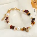 Encantadora pulsera hecha a mano de perlas y piedras naturales con cierre dorado para el verano. - Adorno de Perlas / Multicolor