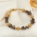 Braccialetto con chips di pietra naturale e perline metalliche dorate, variante chic. - Catena e Perline 18K / Grigio trasparente