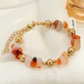 Bracciale di perle irregolari in pietra naturale con catena dorata e frammenti per le donne - Catena e Perline 18K / Rosso Trasparente