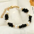 Elegante pulsera de piedra negra y perlas con cierre dorado para mujeres uso diario. - Adorno de Perlas / Negro
