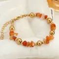 Bracciale a catena dorata con perline di pietre preziose arancioni e rosa per l'estate. - Catena e Perline 18K / Arancione