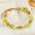 Elegante bracciale con pietre naturali e perline di metallo con catenina di estensione. - Catena e Perline 18K / giallo limone