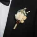 Élégante boutonnière de mariage artisanale en fleurs séchées et fleur en bois pour costume. - Corsage