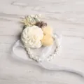 Élégant corsage de poignet de mariage avec des fleurs séchées et des perles blanches. - Corsage de poignet