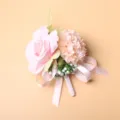 Roze kunstbloem corsage en boutonnière voor bruiloften gasten en bruidsmeisjes polsversiering. - Corsage / Roze