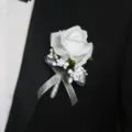 Elegante witte rozen boutonnière met zilveren lint voor trouwpak revers decoratie. - Corsage / Wit