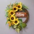 Kunstmatige zonnebloem krans met houten welkomstbord voor wanddecoratie in huis en tuin. - Met Houten Bord / Geel