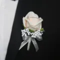 Elegante bruidegom roos corsage met zilveren lint en witte bloemendecoratie voor trouwpak. - Corsage / Champagne