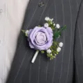 Gedetailleerd overzicht van kunstmatige paarse roos corsage met witte knoppen voor huwelijkspak. - Violette boutonnières